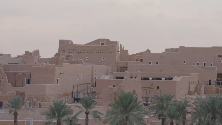 مباني طينية تقليدية في منتزه البجيري بالدرعية، لقطة نهارية.