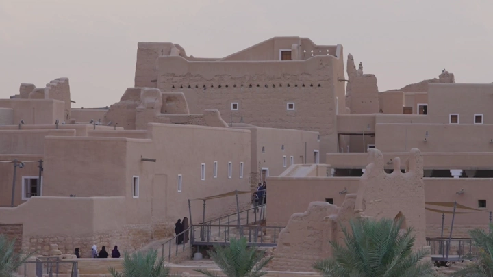 مباني طينية تقليدية في منتزه البجيري، الدرعية، لقطة نهارية.