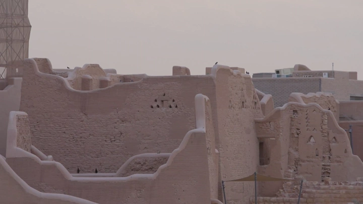 أطلال طينية في منتزه البجيري بالدرعية، لقطة نهارية.