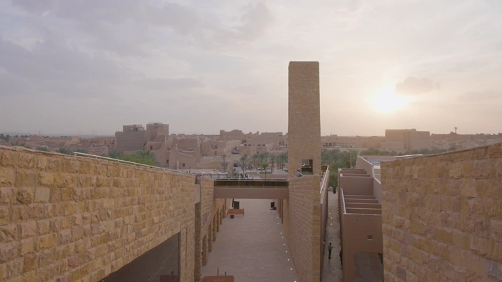 منتزه البجيري في الدرعية عند الغروب، لقطة جوية.