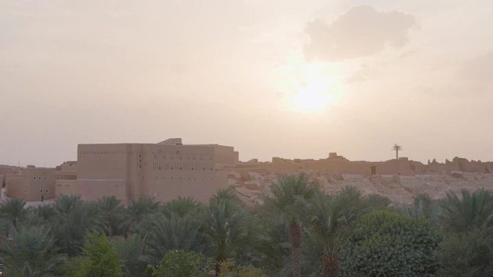 منتزه البجيري في الدرعية عند الغروب، لقطة واسعة.