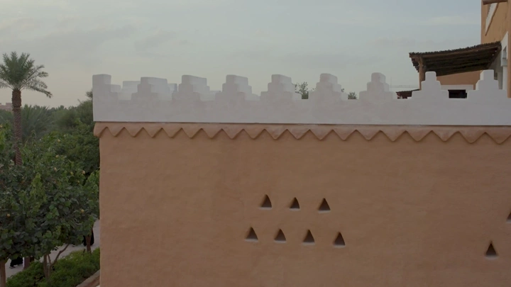 جدار طيني تقليدي في منتزه البجيري، الدرعية، لقطة نهارية.