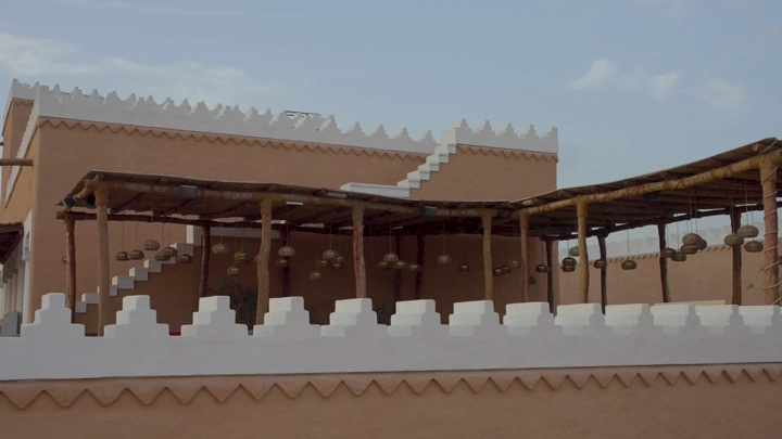 مبنى تقليدي في منتزه البجيري، الدرعية، لقطة نهارية.