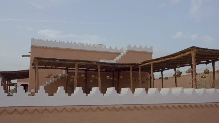 مبنى تقليدي في منتزه البجيري، لقطة  نهارية.