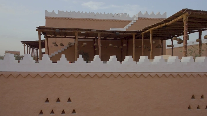 مبنى تقليدي في منتزه البجيري بالدرعية، لقطة نهارية.