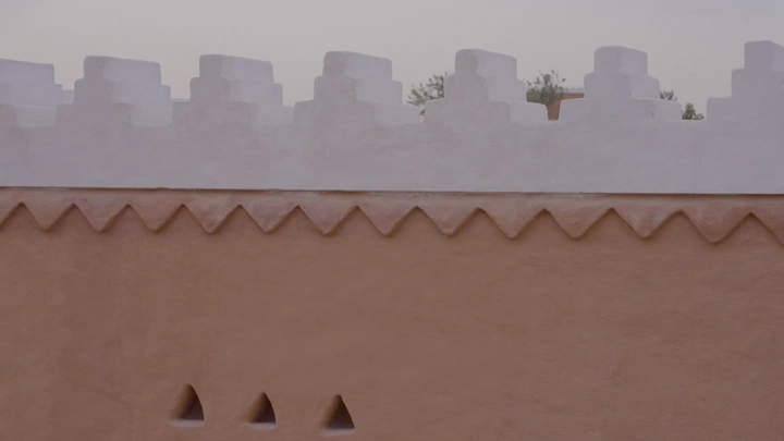 جدار طيني تقليدي في منتزه البجيري، لقطة نهارية .