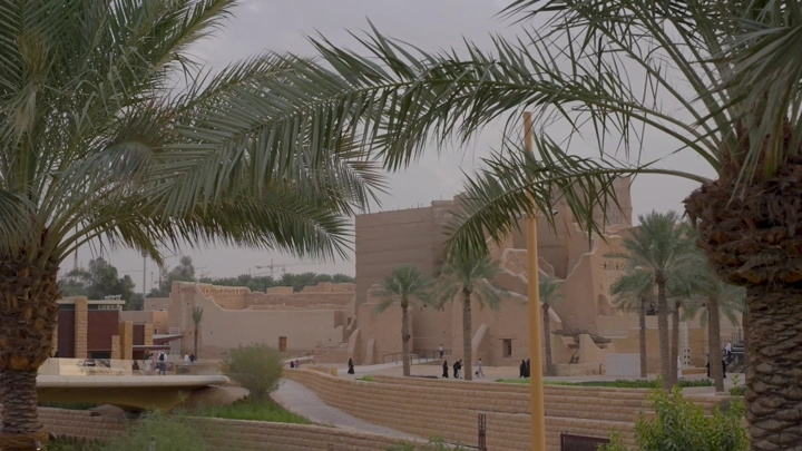 منتزه البجيري في الدرعية بالرياض، لقطة نهارية تظهر النخيل والمباني التقليدية.