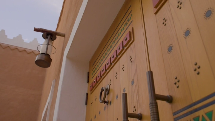 باب تقليدي مزخرف في منتزه البجيري، لقطة قريبة.