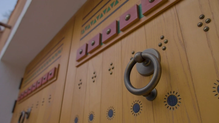 باب خشبي مزخرف في منتزه البجيري، لقطة قريبة.