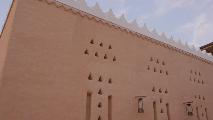 جدار طيني تقليدي في منتزه البجيري، لقطة نهارية.