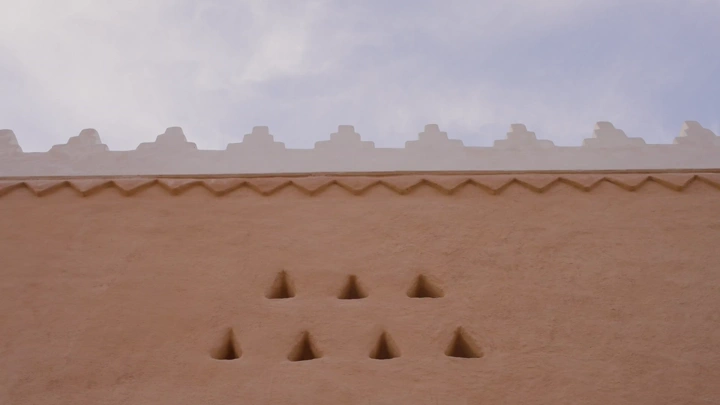 جدار طيني تقليدي في منتزه البجيري، لقطة  قريبة.