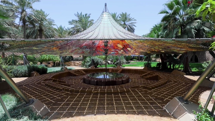نافورة وحديقة في قصر طويق بالرياض، لقطة نهارية.