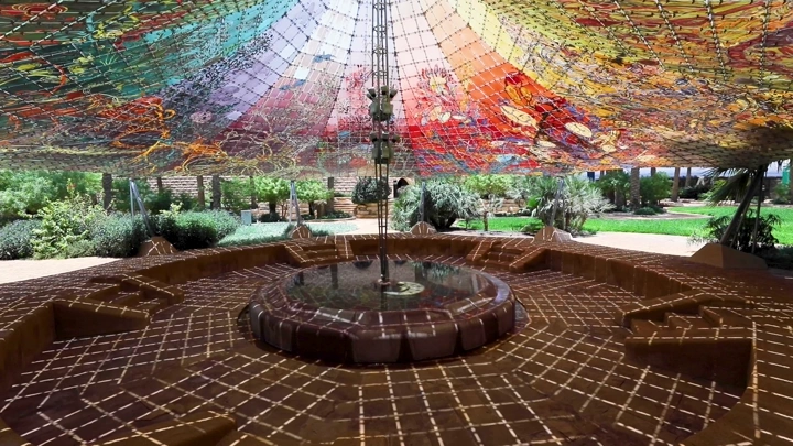 سقف ملون فوق نافورة في قصر طويق بالرياض، لقطة واسعة.