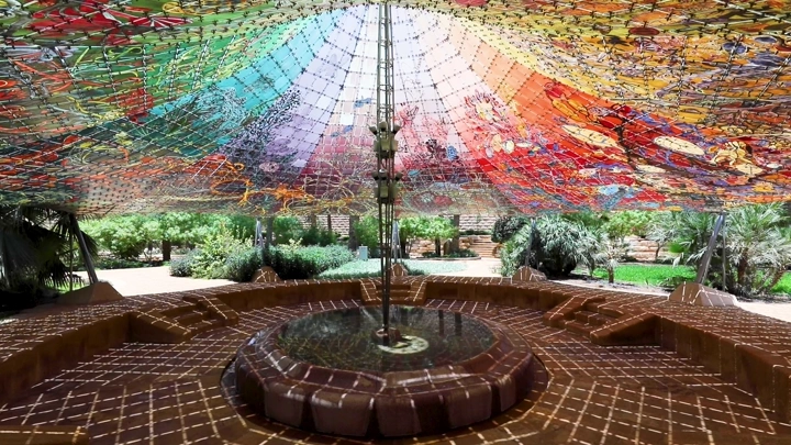 نافورة ملونة في قصر طويق بالرياض، لقطة من الداخل.