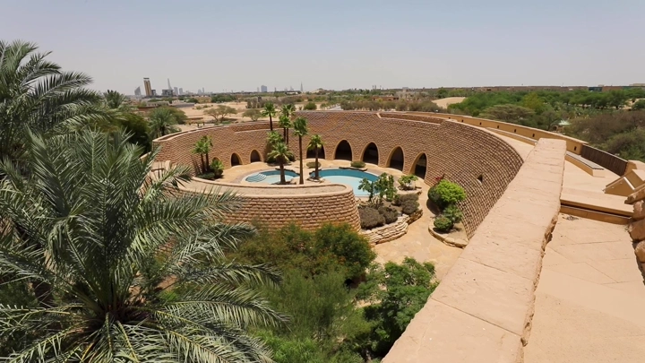 قصر طويق في الرياض، لقطة جوية تُظهر التصميم المعماري الفريد.