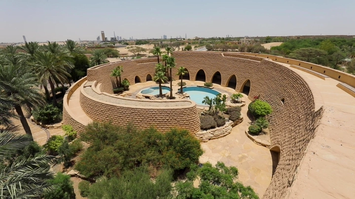 قصر طويق في الرياض، لقطة جوية نهارية.