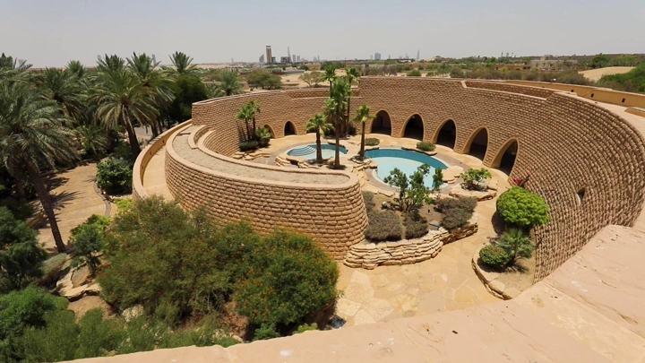 قصر طويق في الرياض، لقطة جوية نهارية.