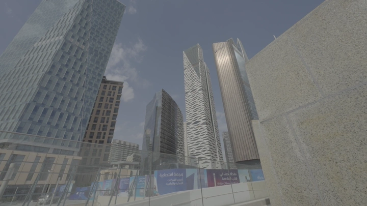 ناطحات سحاب في المركز المالي بالرياض، لقطة من الأسفل.