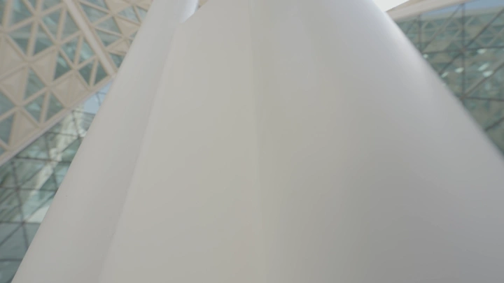 هيكل معماري حديث في المركز المالي بالرياض، لقطة من الأسفل.