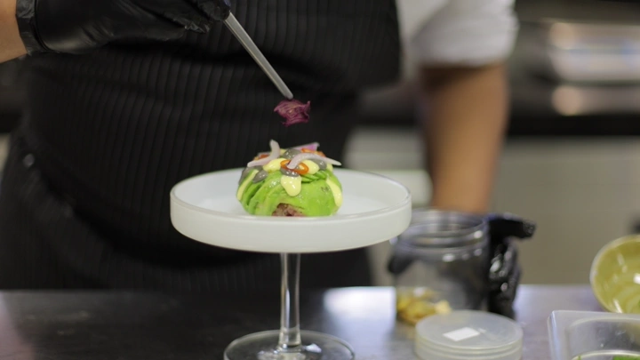 طبق فاخر يحضر في مطعم، لقطة مقربة.