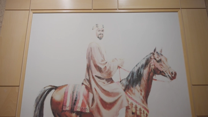 لوحة لرجل على حصان وشخص واقف امامه بالزي السعودي  في قصر المصمك، تصوير داخلي.