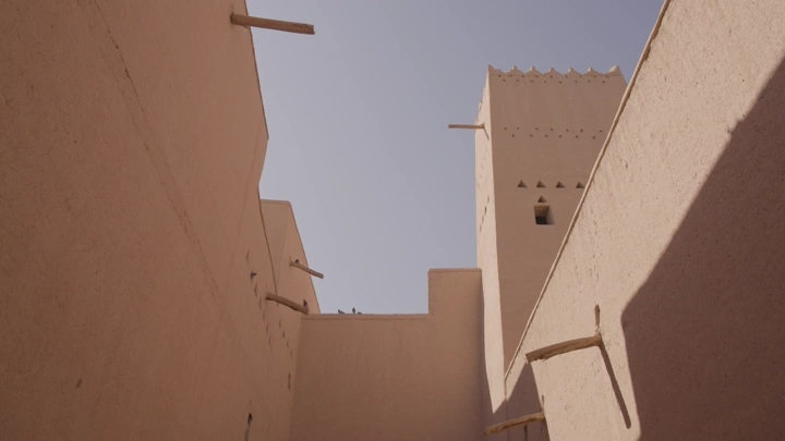 قصر المصمك في الرياض تحت السماء الزرقاء، لقطة من الأسفل.