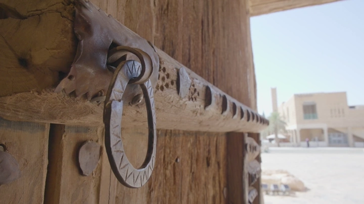 باب خشبي تقليدي في قصر المصمك بالرياض، لقطة مقربة.