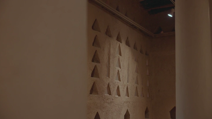 جدار داخلي في قصر المصمك بالرياض، لقطة مقربة.