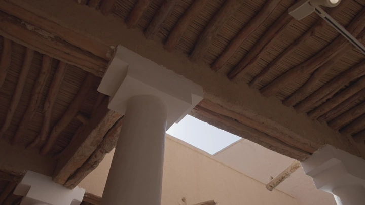 أعمدة وسقف قصر المصمك في الرياض، لقطة من الأسفل.