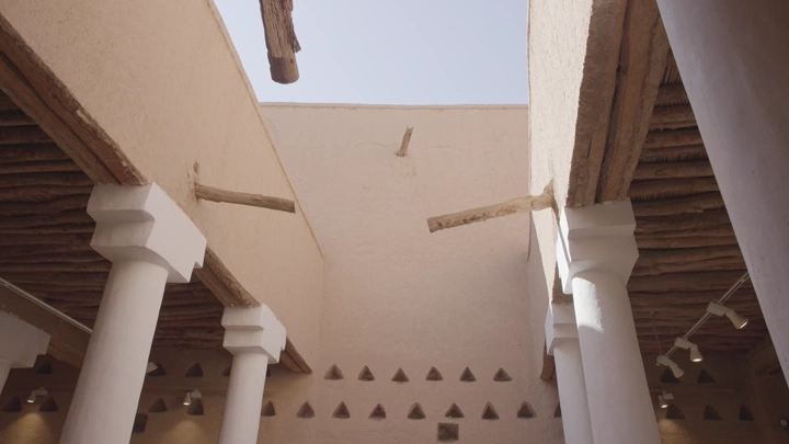 الجزء الداخلي من قصر المصمك في الرياض، لقطة نهارية.