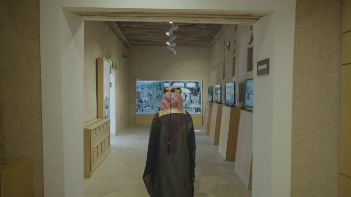 شخص يرتدي الزي التقليدي ليوم التاسيس داخل قصر المصمك في الرياض، لقطة داخلية.