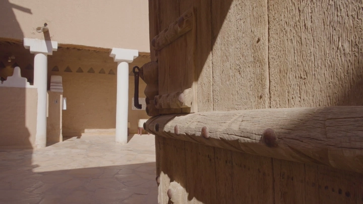 باب خشبي قديم في قصر المصمك بالرياض، لقطة قريبة.