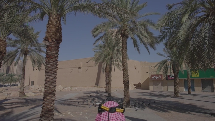 قصر المصمك في الرياض محاط بأشجار النخيل، لقطة نهارية.