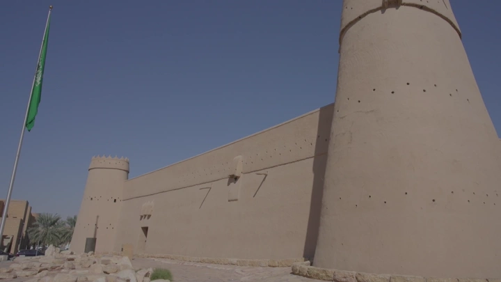 قصر المصمك في الرياض تحت سماء زرقاء، لقطة من الأرض.