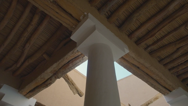 عمود وسقف خشبي في قصر المصمك بالرياض، لقطة من الأسفل.