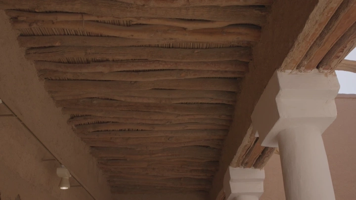 سقف خشبي تقليدي في قصر المصمك بالرياض، لقطة من الأسفل.