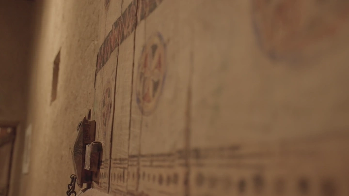 جدار مزخرف في قصر المصمك بالرياض، لقطة قريبة.