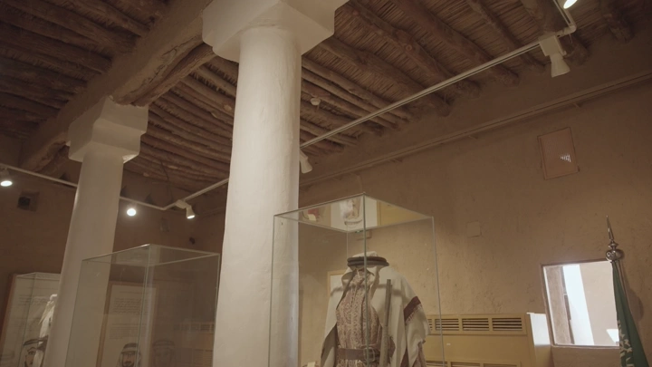 داخل قصر المصمك بالرياض، لقطة داخلية تظهر أعمدة ومعروضات.