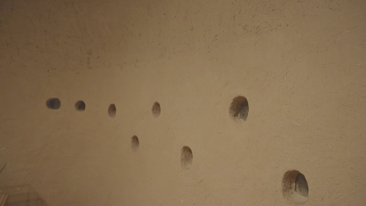 جدار طيني مع فتحات في قصر المصمك بالرياض، لقطة قريبة.