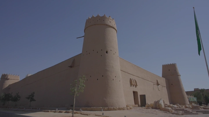 قصر المصمك في الرياض تحت سماء زرقاء، لقطة نهارية.