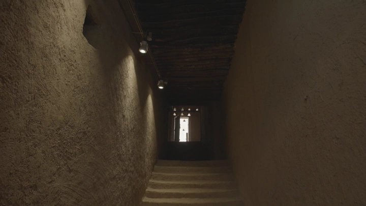 ممر داخلي في قصر المصمك بالرياض، إضاءة خافتة، تصوير داخلي.