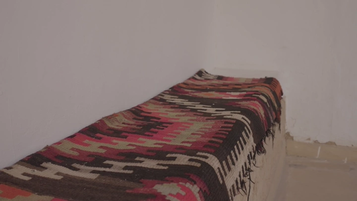 سجادة تقليدية على مقعد في قصر المصمك، لقطة داخلية.