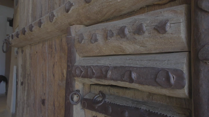 تفاصيل باب خشبي في قصر المصمك بالرياض، لقطة قريبة.