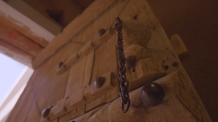 باب خشبي قديم في قصر المصمك بالرياض، لقطة قريبة.