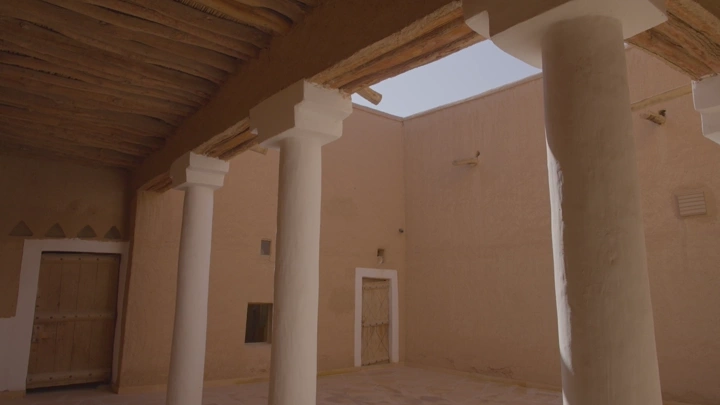 تصوير داخلي لقصر المصمك في الرياض، لقطة نهارية.