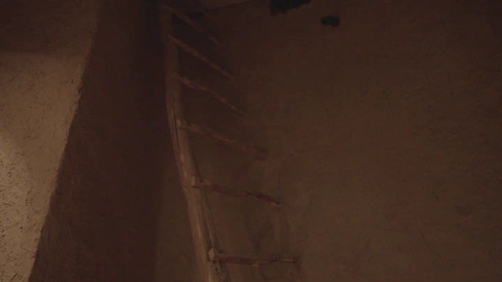 سلم خشبي داخل قصر المصمك في الرياض، لقطة داخلية.