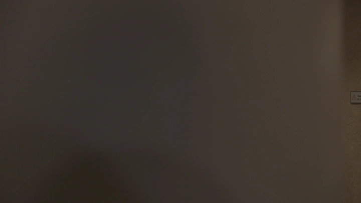 جدار داخلي وشخص واقف بالزي السعودي  في قصر المصمك بالرياض، لقطة قريبة.