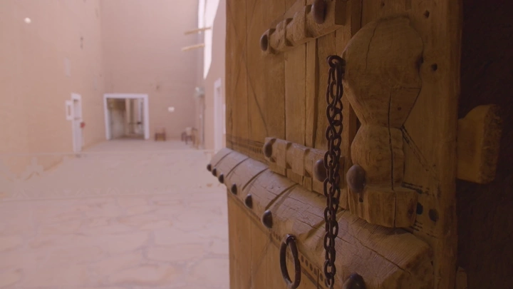 باب خشبي في قصر المصمك بالرياض، لقطة داخلية.