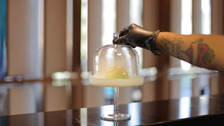 طبق فاخر في مطعم، تصوير داخلي.