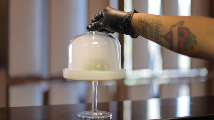 طبق فاخر مغطى بالدخان في مطعم، لقطة قريبة.